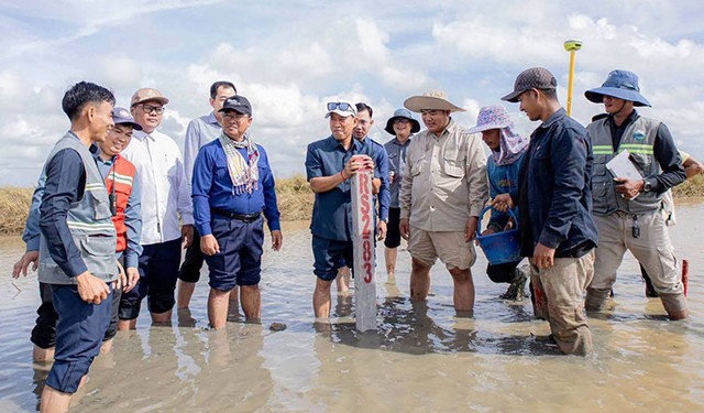 Tuyến đường dọc kênh Funan Techo ở Takeo đã được điều chỉnh để giảm thiểu tác động đến địa phương - Ảnh 1.
