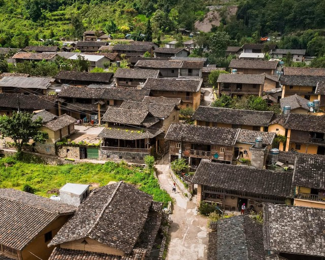 Làng du lịch tốt nhất thế giới cấm xe chở khách vào thôn: Du khách ngắm hoa tam giác mạch thế nào? - Ảnh 2.