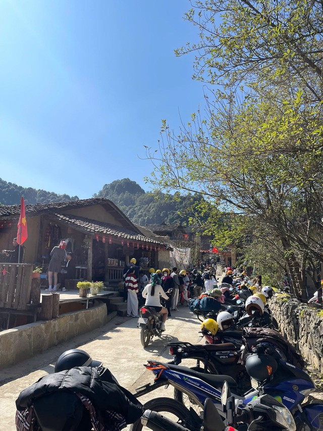 Làng du lịch tốt nhất thế giới cấm xe chở khách vào thôn: Du khách ngắm hoa tam giác mạch thế nào? - Ảnh 1.
