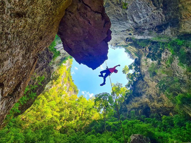 Phát hiện hố sụt sâu 120m ở Việt Nam nhờ Google Earth, đoàn thám hiểm liền xuống đáy và thấy điều bất ngờ - Ảnh 6.