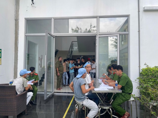 C&ocirc;ng an kiểm tra 500 c&aacute;n bộ, c&ocirc;ng nh&acirc;n vi&ecirc;n 1 c&ocirc;ng ty - Ảnh 2.