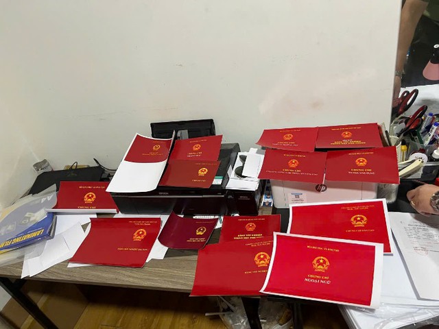 60 CBCS đồng loạt khám xét tại 4 tỉnh thành, phá chuyên án đặc biệt lớn, bắt 'đầu sỏ' Hoàng Văn Đạt SN 1993 - Ảnh 1.