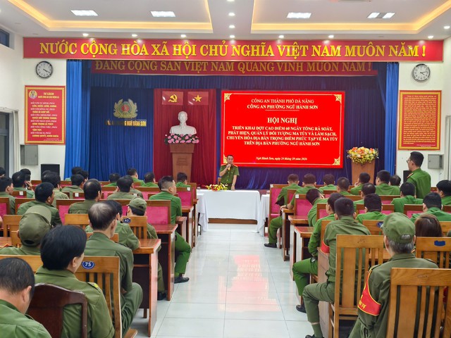 205 cán bộ công an đồng loạt ra quân lúc 4h sáng: Kiểm tra 112 người ở nhà trọ, quán internet,.. - Ảnh 1.