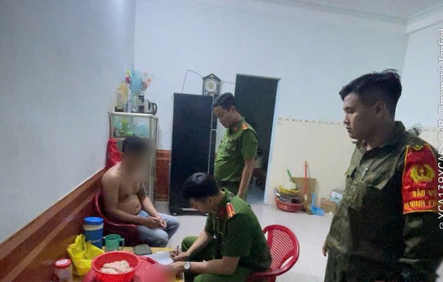 205 cán bộ công an đồng loạt ra quân lúc 4h sáng: Kiểm tra 112 người ở nhà trọ, quán internet,.. - Ảnh 4.