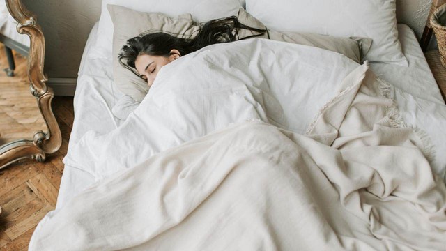 Vì sao không nên dọn giường ngay sau khi thức dậy? - Ảnh 1.