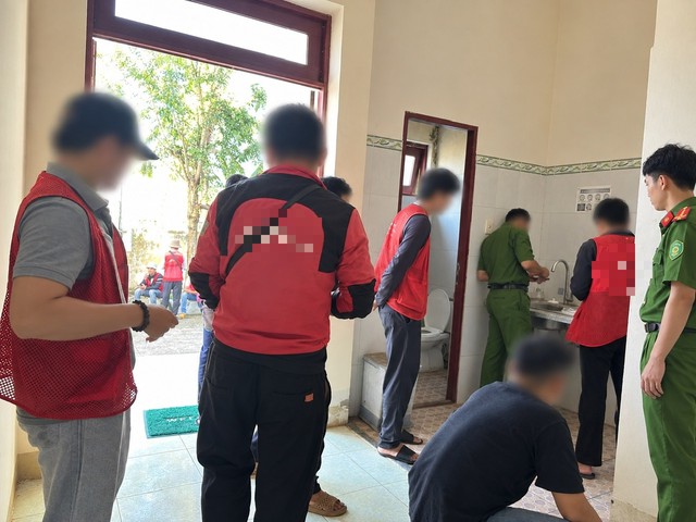C&ocirc;ng an bất ngờ kiểm tra 42 shipper - Ảnh 1.