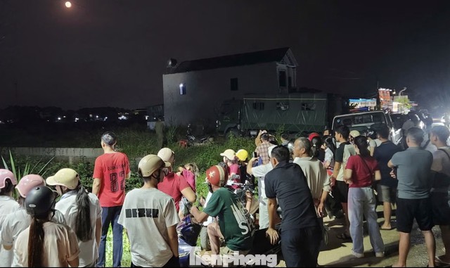 Đã bắt được 2 đối tượng cầm kiếm cố thủ trên nóc nhà suốt 10 tiếng ở Thanh Hoá - Ảnh 1.
