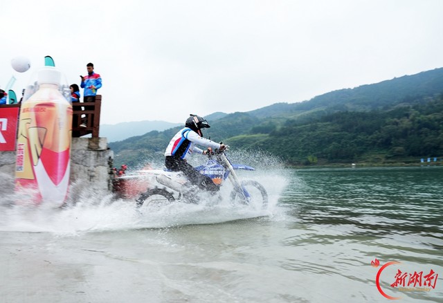 Người đàn ông lái xe máy lao xuống sông, điều xảy ra trong hơn 30 phút sau đó khiến nhiều người kinh ngạc - Ảnh 1.