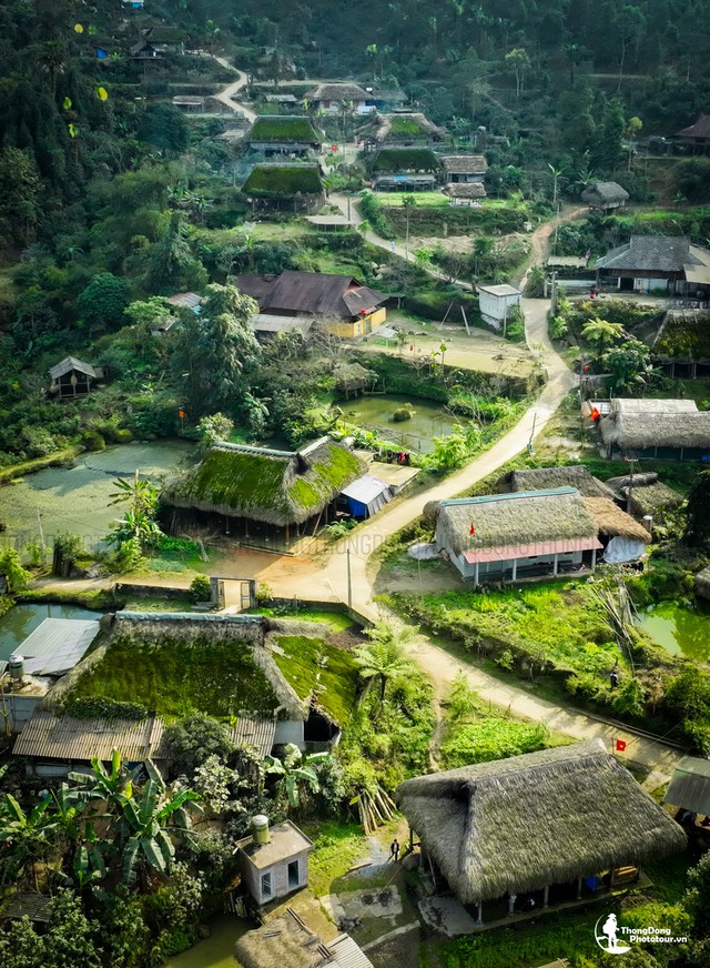 Phát hiện bản làng ở độ cao hơn 1.000m tại Việt Nam, 7 tháng mỗi năm mái nhà phủ xanh như tấm thảm nhung - Ảnh 4.