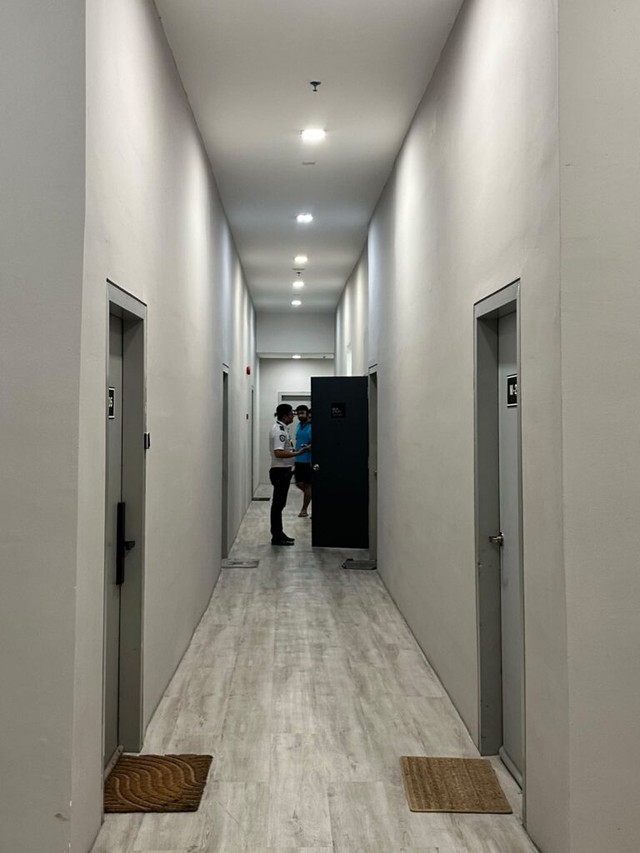 Cặp vợ chồng nghe tiếng như phụ nữ kêu cứu lúc 3h30 sáng ở chung cư, cảnh sát phát hiện sự thật bất ngờ - Ảnh 2.