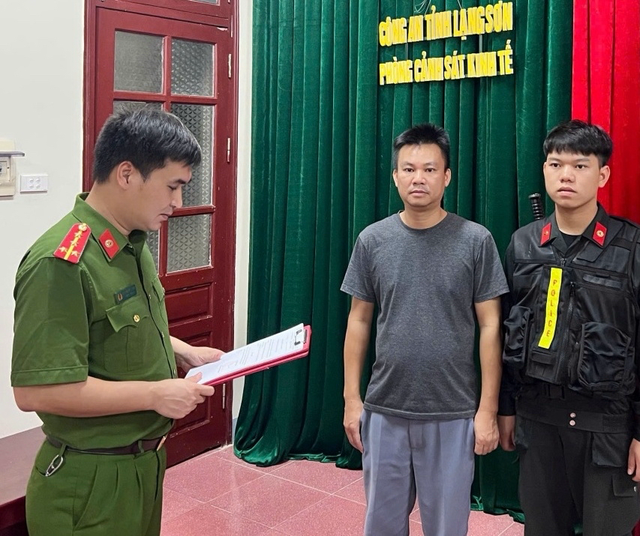 Thi hành lệnh khám xét, khởi tố Phó Trưởng phòng Kỹ thuật môi trường Hứa Thị Ngân SN 1987 - Ảnh 1.