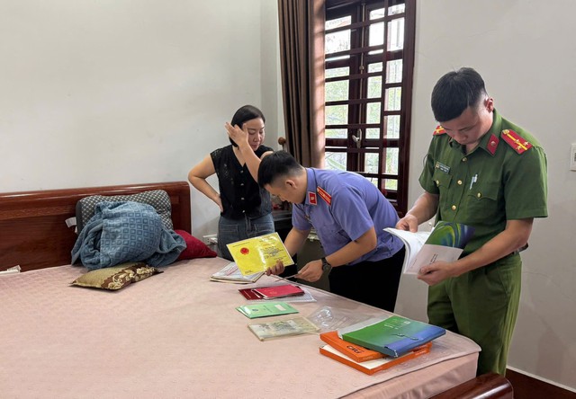 Thi hành lệnh khám xét, khởi tố Phó Trưởng phòng Kỹ thuật môi trường Hứa Thị Ngân SN 1987 - Ảnh 5.