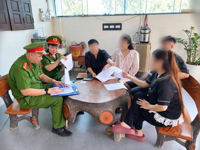 Công an bất ngờ kiểm tra 6 người ở 2 quán karaoke - Ảnh 2.