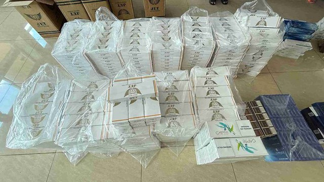 Công an kiểm tra cửa hàng và kho: Khởi tố vợ chồng Đinh Thị Thu Hồng cùng con gái, con dâu - Ảnh 2.