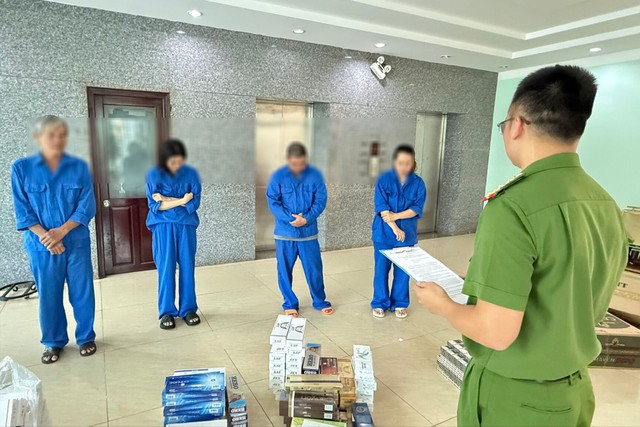 Công an kiểm tra cửa hàng và kho: Khởi tố vợ chồng Đinh Thị Thu Hồng cùng con gái, con dâu - Ảnh 1.