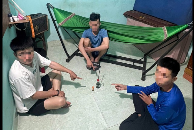 Công an kiểm tra lúc 23 giờ: Giữ khẩn cấp 3 nam thanh niên cùng SN 2000 - Ảnh 1.