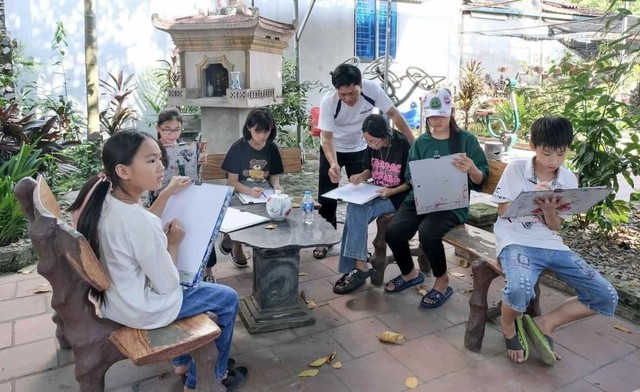 Phát hiện ngôi làng gần 1.000 nóc nhà, trẻ nhỏ tới người già đều dễ bắt gặp cảnh cầm cọ: Cách Hà Nội 70km - Ảnh 2.