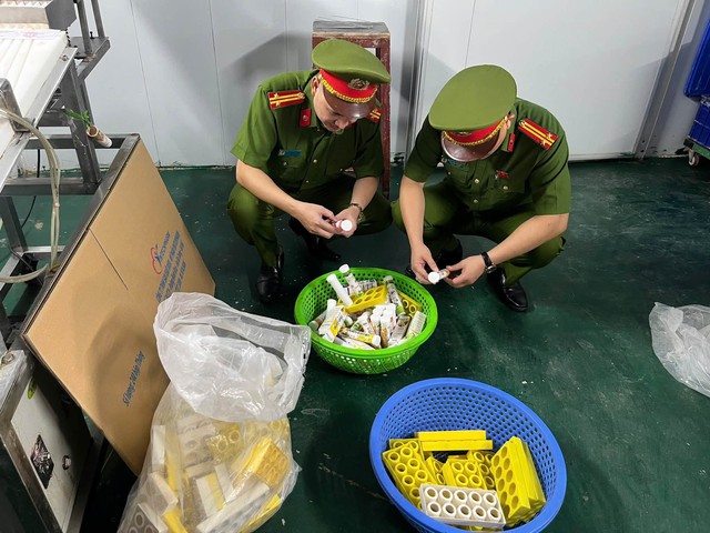 Ra quyết định khởi tố hàng loạt Giám đốc, nhân viên Công ty Dược – Mỹ phẩm Vintechpharm - Ảnh 4.