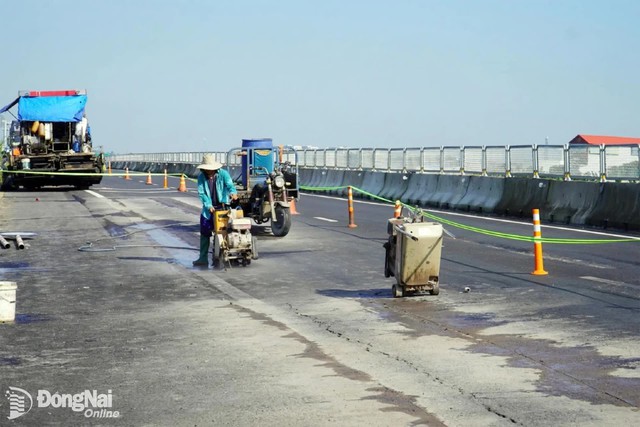 Cao tốc hơn 6.000 tỷ vừa đưa vào khai thác đã lún, nứt mặt đường, nhà thầu lập tức vào cuộc - Ảnh 1.
