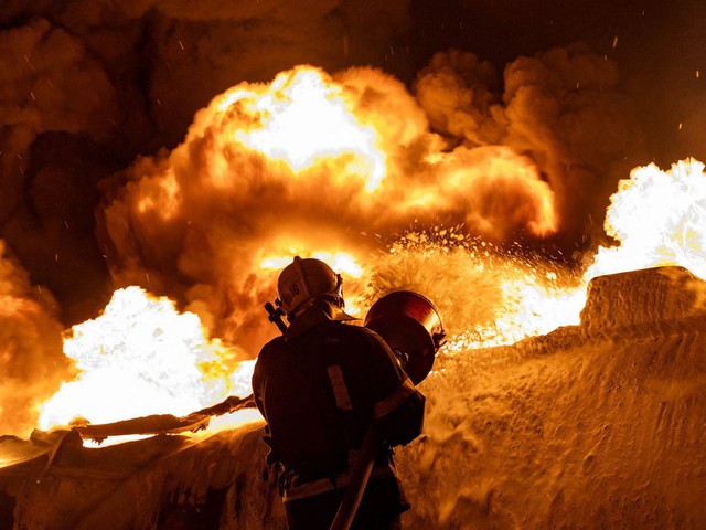 TST: Ông Belousov hạ lệnh, 10 giờ tập kích liên hoàn bắt đầu - Nổ và cháy lan rộng ở Ukraine đúng thời điểm đặc biệt - Ảnh 1.