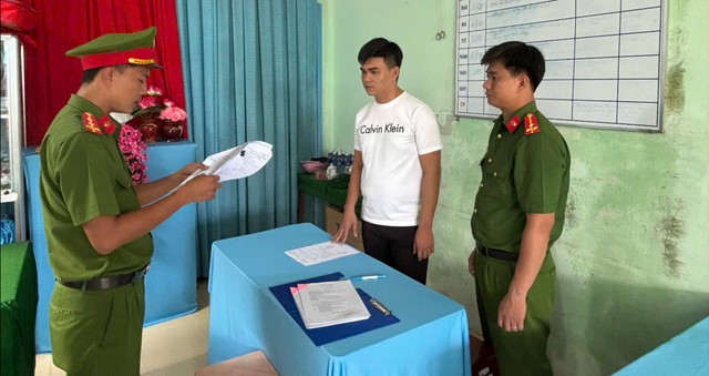 Công an kiểm tra lúc 7 giờ 30 phút: Bắt 2 nam thanh niên cùng SN 2005 - Ảnh 2.