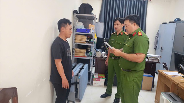 Thi hành lệnh bắt tạm giam Lê Hoàng Bảo Duy Lâm 23 tuổi để điều tra về số tài sản 74.250.000 đồng - Ảnh 1.