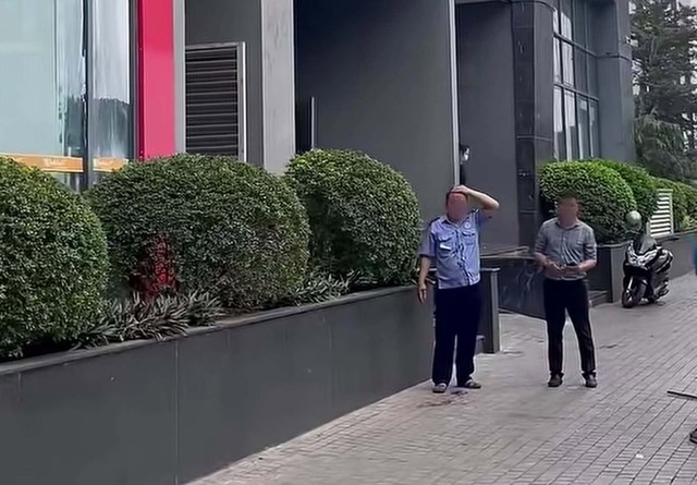 Thanh sắt từ tầng cao rơi trúng đầu bảo vệ ở Hà Nội: Hé lộ người làm rơi - Ảnh 1.