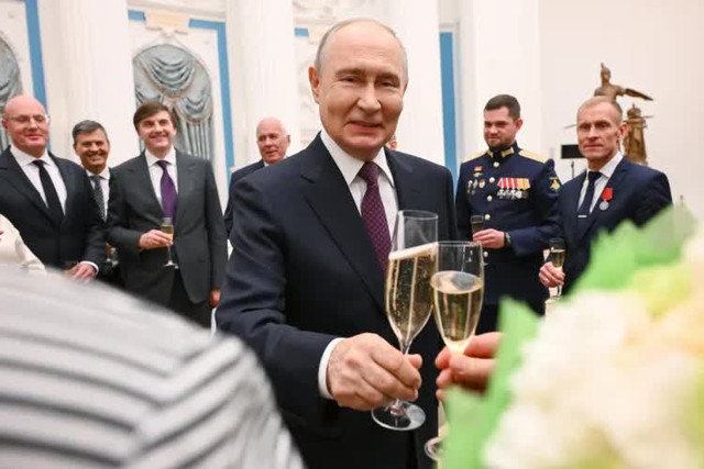 Đ&uacute;ng ng&agrave;y sinh nhật &ocirc;ng Putin, EU tung đ&ograve;n k&eacute;p với Nga - Ảnh 1.