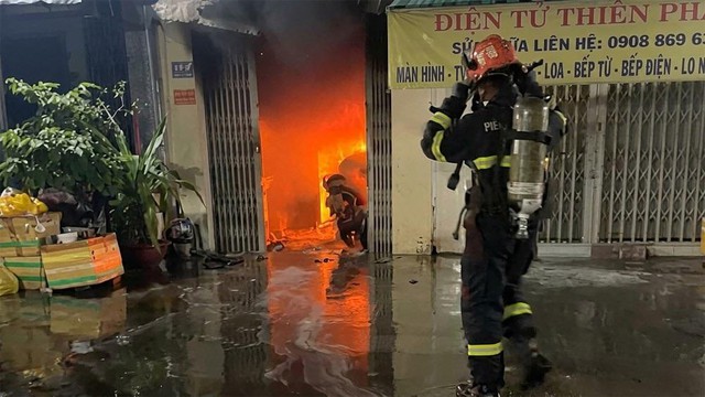 Cháy nhà ở TP.HCM: Cụ bà 81 tuổi trượt ngã tử vong trong lúc tháo chạy - Ảnh 1.