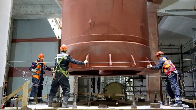 Mục k&iacute;ch thiết bị 95 tấn được kỹ sư Nga lắp v&agrave;o c&ocirc;ng tr&igrave;nh chưa từng c&oacute; tr&ecirc;n h&agrave;nh tinh - Ảnh 1.