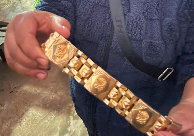 Người b&aacute;n h&agrave;ng rong nhặt được lắc v&agrave;ng nặng 1,3 c&acirc;y: H&eacute; lộ về chủ nh&acirc;n - Ảnh 1.
