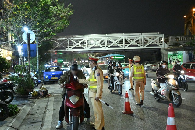 Uống rượu bia tối 30 Tết, s&aacute;ng m&ugrave;ng 1 l&aacute;i xe: C&oacute; bị xử phạt nguội theo Nghị định 168 kh&ocirc;ng? - Ảnh 1.