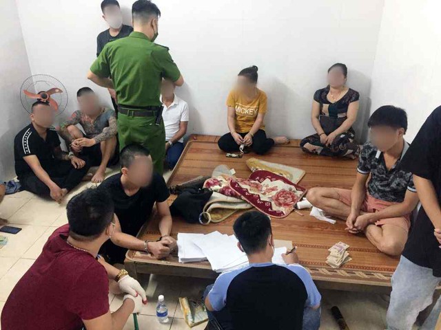 Chơi đ&aacute;nh b&agrave;i ng&agrave;y Tết: Khi n&agrave;o bị phạt h&agrave;nh ch&iacute;nh, khi n&agrave;o bị xử l&yacute; h&igrave;nh sự? - Ảnh 1.