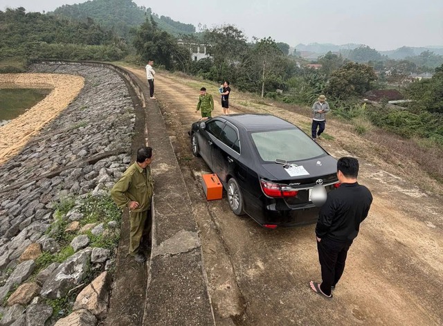 Người đ&agrave;n &ocirc;ng để lại xe Camry c&ugrave;ng tờ giấy "tuyệt mệnh" tr&ecirc;n bờ hồ ở Ninh B&igrave;nh: Diễn biến sau đ&oacute; - Ảnh 1.