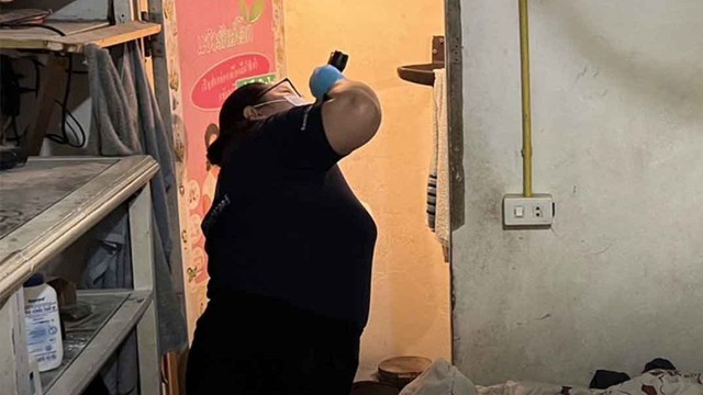 2 cha con được ph&aacute;t hiện c&ugrave;ng tử vong trong nh&agrave;,  - Ảnh 1.