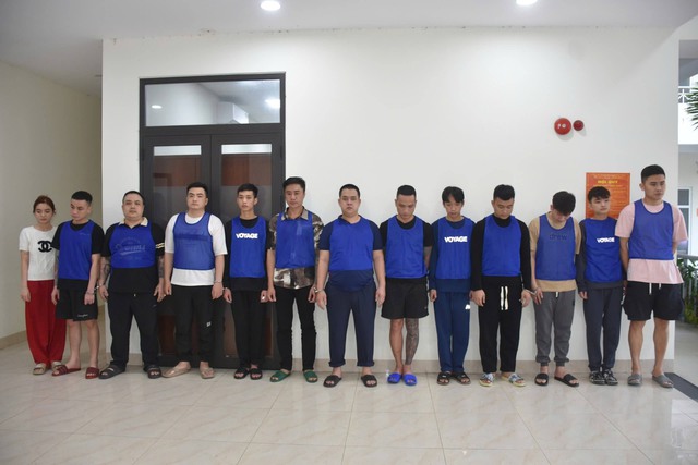 Bắt tạm giam Ong Thị Nhung cùng 12 người khác trong đường dây lừa đảo quy mô đặc biệt lớn - Ảnh 1.