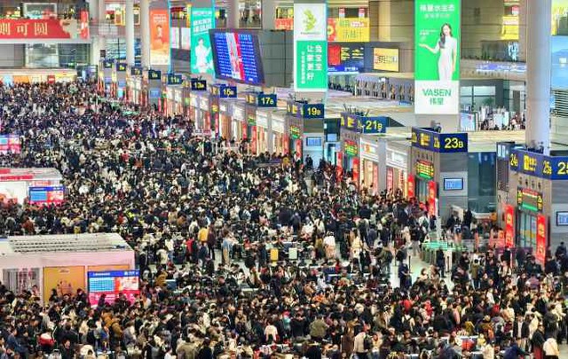 Cảnh tượng ngay l&uacute;c n&agrave;y ở ga t&agrave;u điện: Nhiều người kh&ocirc;ng tin v&agrave;o mắt m&igrave;nh - Ảnh 1.