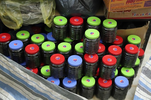 Cảnh sát đồng loạt khám xét tại 6 địa điểm sản xuất thuốc tăng cân giả - Ảnh 2.