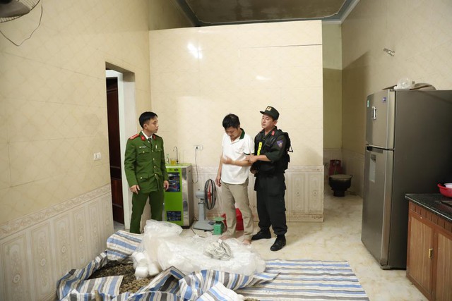 Cảnh sát đồng loạt khám xét tại 6 địa điểm sản xuất thuốc tăng cân giả - Ảnh 5.