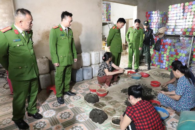 Cảnh sát đồng loạt khám xét tại 6 địa điểm sản xuất thuốc tăng cân giả - Ảnh 6.