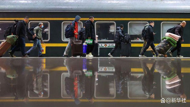 Cảnh tượng ngay l&uacute;c n&agrave;y ở ga t&agrave;u điện: Nhiều người kh&ocirc;ng tin v&agrave;o mắt m&igrave;nh - Ảnh 3.