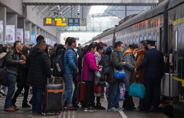 Cảnh tượng ngay l&uacute;c n&agrave;y ở ga t&agrave;u điện: Nhiều người kh&ocirc;ng tin v&agrave;o mắt m&igrave;nh - Ảnh 4.