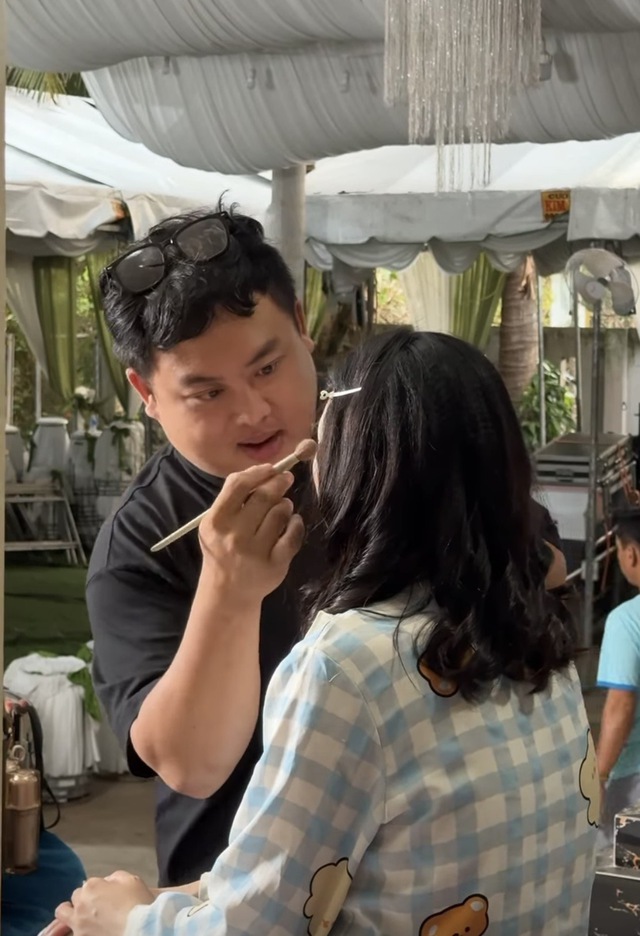 C&ocirc; d&acirc;u bị ong đốt, thợ make up đến &ldquo;cứu&rdquo; cũng bị đốt sưng m&ocirc;i: Người trong cuộc kể chuyện hy hữu - Ảnh 1.