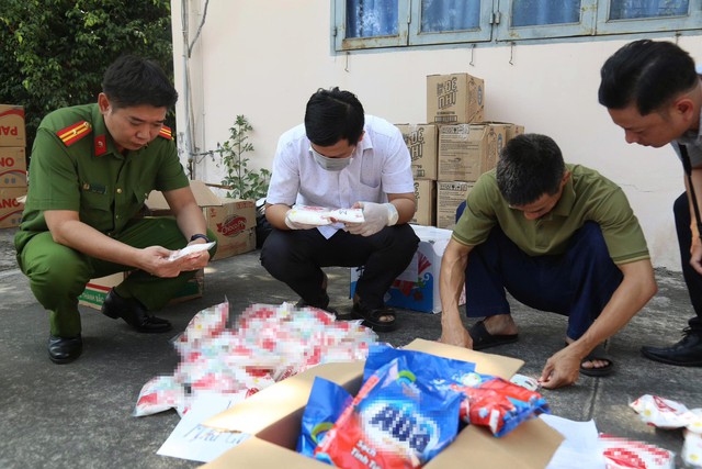 Tịch thu hàng tấn tang vật sau khi đồng loạt khám xét 5 địa điểm: 'Giật mình' danh sách hạt nêm, nước mắm - Ảnh 5.