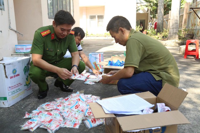 Tịch thu hàng tấn tang vật sau khi đồng loạt khám xét 5 địa điểm: 'Giật mình' danh sách hạt nêm, nước mắm - Ảnh 6.