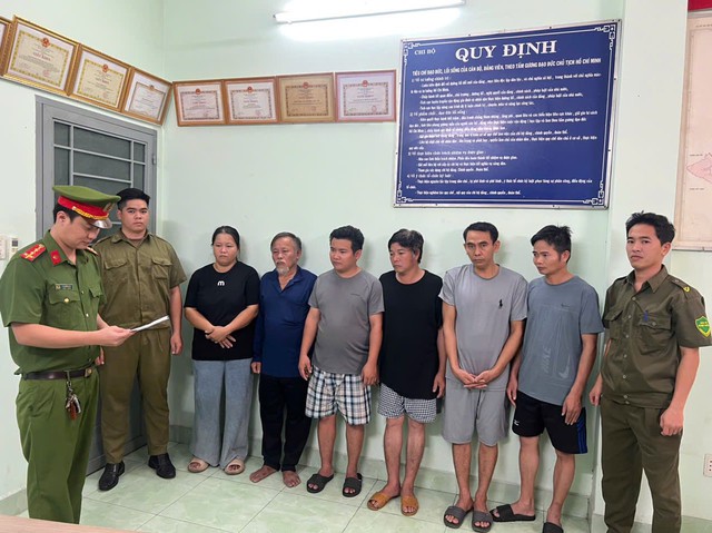 Tịch thu hàng tấn tang vật sau khi đồng loạt khám xét 5 địa điểm: 'Giật mình' danh sách hạt nêm, nước mắm - Ảnh 3.