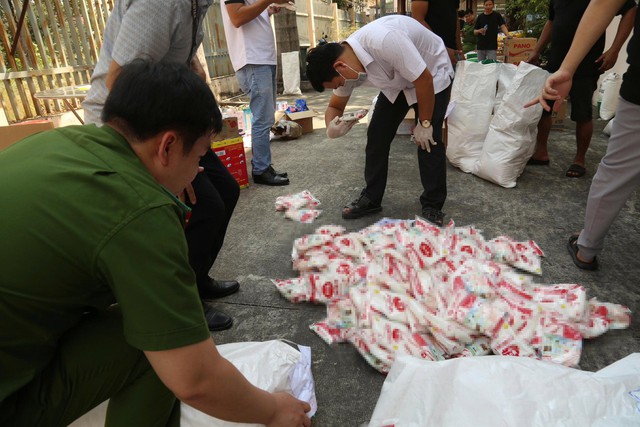 Tịch thu hàng tấn tang vật sau khi đồng loạt khám xét 5 địa điểm: 'Giật mình' danh sách hạt nêm, nước mắm - Ảnh 9.
