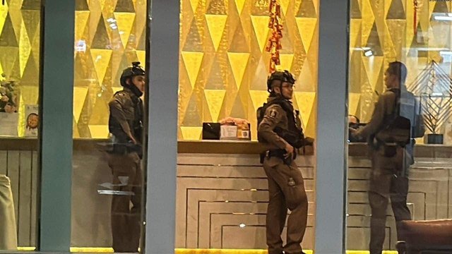 Người đàn ông đột nhiên rơi xuống từ tầng 4 khách sạn lúc 3 giờ sáng, hiện trường nhiều bí ẩn - Ảnh 2.