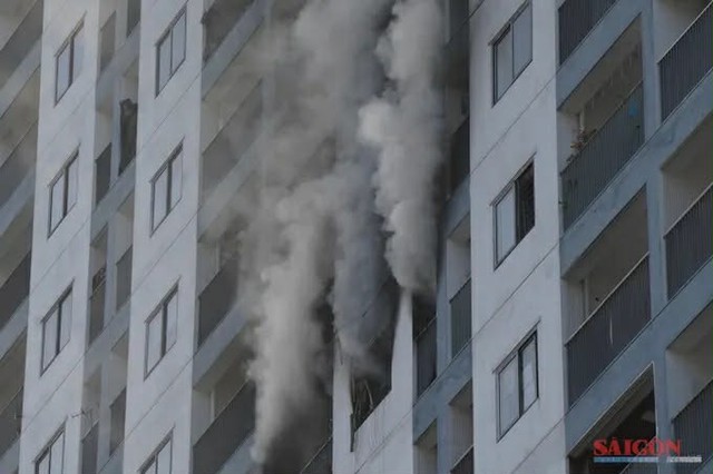 Vụ ch&aacute;y chung cư ở Nha Trang khiến 2 người tử vong: H&agrave;ng x&oacute;m nghe tiếng c&atilde;i v&atilde; trong căn hộ trước khi ch&aacute;y - Ảnh 1.