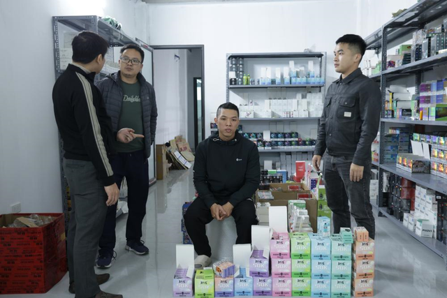 Khám xét khẩn cấp 4 kho hàng trong chuyên án đặc biệt lớn, bắt 'trùm' cầm đầu Nguyễn Tuấn Anh SN 1993 - Ảnh 5.
